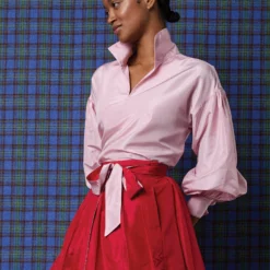 Iris Top In Light Pink Silk Taffeta 19 Iris Top In Light Pink Silk Taffeta -Modezzia Sales M HOLIDAY 23 CATALOG PDP 02 RIGHT D2