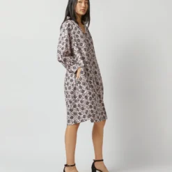 Liya Dress In Light Pink/Charcoal Daisy Stretch Sateen 14 Liya Dress In Light Pink/Charcoal Daisy Stretch Sateen -Modezzia Sales S72093 4546